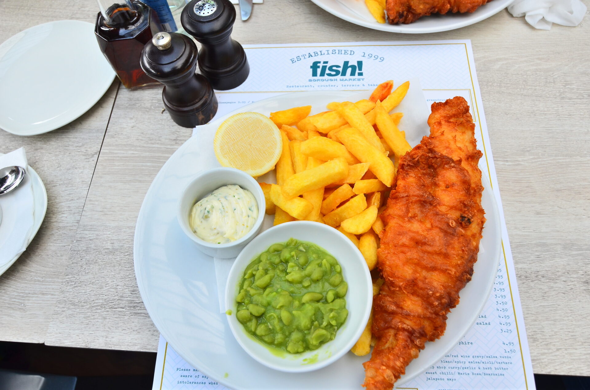 O porție de Fish and Chips (Pește prăjit cu cartofi pai) în Londra. Sursă foto: Dreamstime