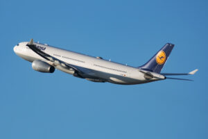 Lufthansa Airbus A330-300 D-AIKF (avion de pasageri) pe Aeroportul München, Sursa foto: dreamstime.com