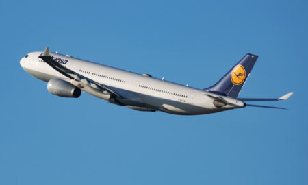 Lufthansa Airbus A330-300 D-AIKF (avion de pasageri) pe Aeroportul München, Sursa foto: dreamstime.com