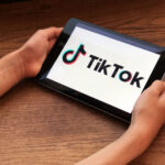 Copil urmarind ti tok pe tableta