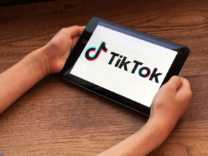 Copil urmarind ti tok pe tableta
