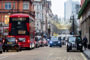 Cu toate că faimoasul autobuz roșu cu două etaje este un simbol al Regatului Unit, britanicii aleg să se deplaseze cu propriile mașini, aglomerând traficul din Londra. Sursă foto: Dreamstime