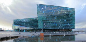 Sala de muzică și centrul de conferințe Harpa este sediul Orchestrei Simfonice din Islanda și al Operei Islandeze. Este o clădire modernă din cadre de oțel și panouri de sticlă cu forme geometrice de diferite culori, situată pe Austurbakki 2, pe malul mării din Reykjavik, în vestul Islandei.