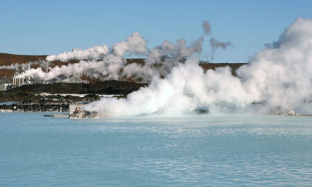 Stație de energie geotermală, Laguna Albastră Islanda, Sursa foto: dreamstime.com