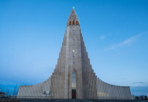Hallgrimskirkja cea mai mare și cea mai înaltă biserică din Reykjavik, capitala Islandei, Sursa foto: dreamstime.com