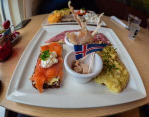 Platou de mâncare islandeză cu rechin fermentat