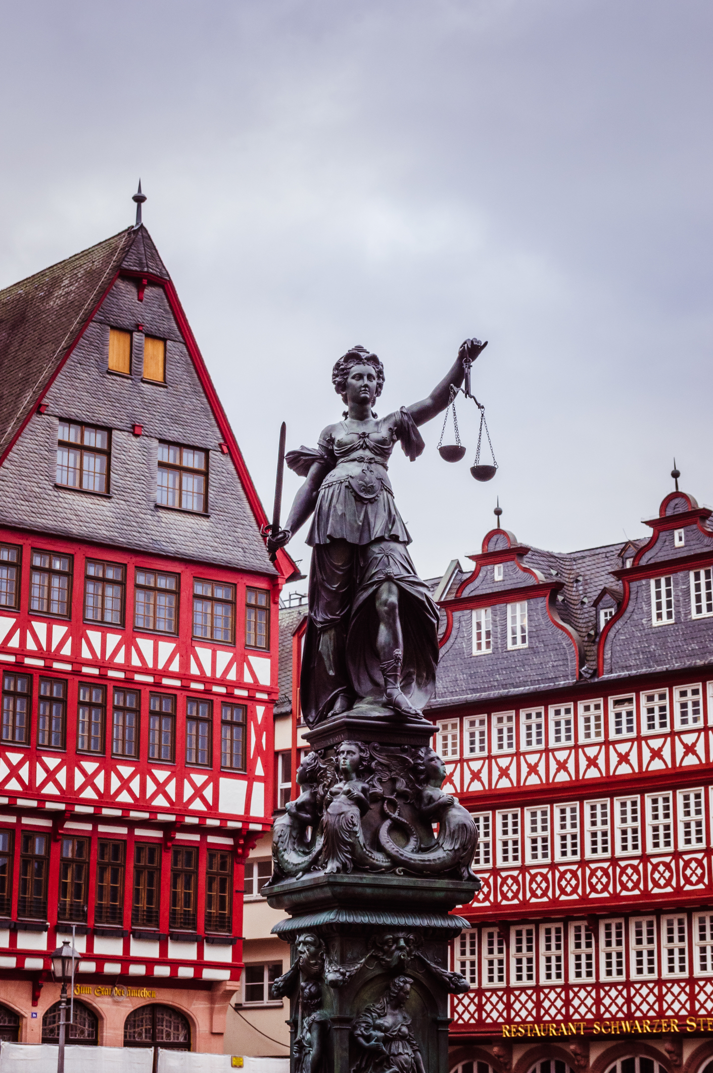 Statuia Justiției în centrul pieței, Frankfurt, Germania, Sursa foto: dreamstimce.com