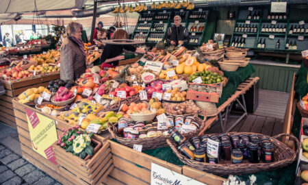 Femeie germană la cumpărături la piața fermierilor din München, Germania, Sursa foto: dreamstime.com