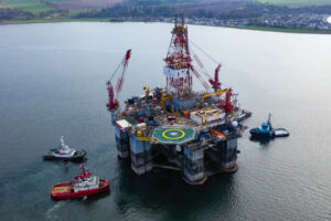Platformă de foraj în port. Remorcarea platformei petroliere în Marea Nordului. Sursă foto: Dreamstime