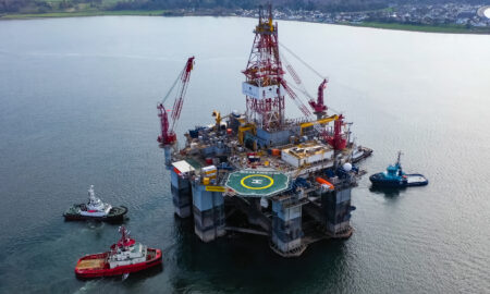 Platformă de foraj în port. Remorcarea platformei petroliere în Marea Nordului. Sursă foto: Dreamstime