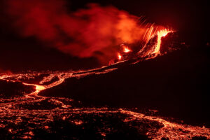 Erupția vulcanică Fagradalsfjall pe timp de noapte în peninsula Reykjanes, la aproximativ 40 de kilometri de Reykjavik, Islanda