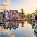 Orașul vechi Leiden, vedere a Beestenmarkt și a morii De Valk care se reflectă în râul Rin la răsăritul soarelui, Olanda de Sud, Țările de Jos