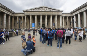Zeci de turiști așteptând să viziteze Muzeul Britanic din Londra. Sursă foto: Dreamstime