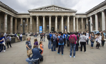 Zeci de turiști așteptând să viziteze Muzeul Britanic din Londra. Sursă foto: Dreamstime