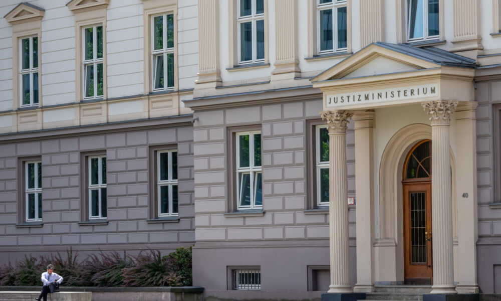 Anunț din partea Ministerului de Justiție! Taxele de timbru s-ar putea reduce cu 50%