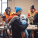 mama ucraineancă cu un copil in brate intr-un centru de ajutor