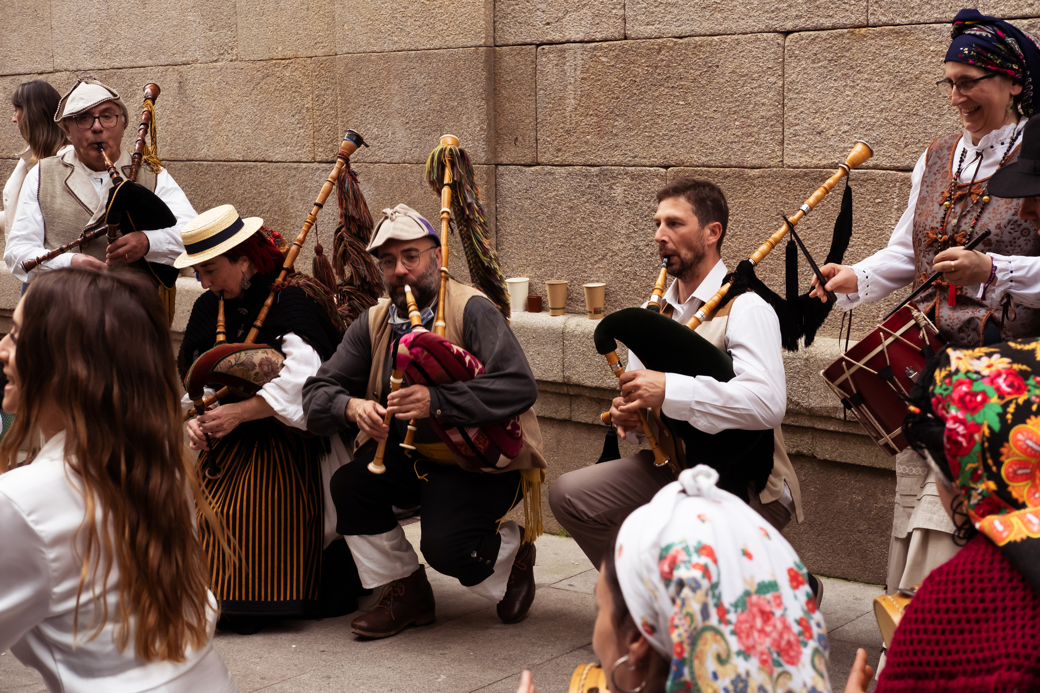 O formație galițiană cântă în timpul unui festival în Vigo, Galicia, 2022, sursă foto dreamstime 