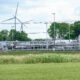 Vedere a unui sit de extracție a gazelor naturale cu turbine eoliene în fundal. Câmpul de gaz Groningen, Țările de Jos. Sursă foto: Dreamstime