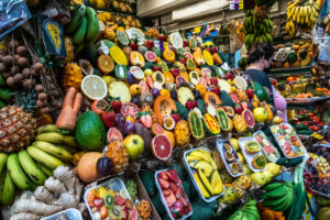Statistica zilei: Crește numărul de angajați în comerț (16%), cresc și prețurile (22%)