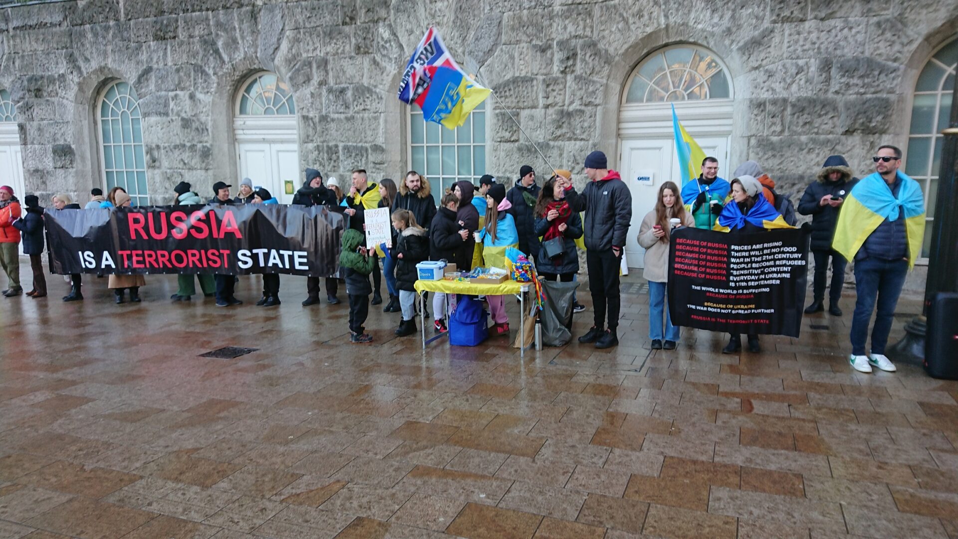 Englezi protestând războiul din Ucraina în Birmingham, Regatul Unit. Sursă foto: Dreamstime