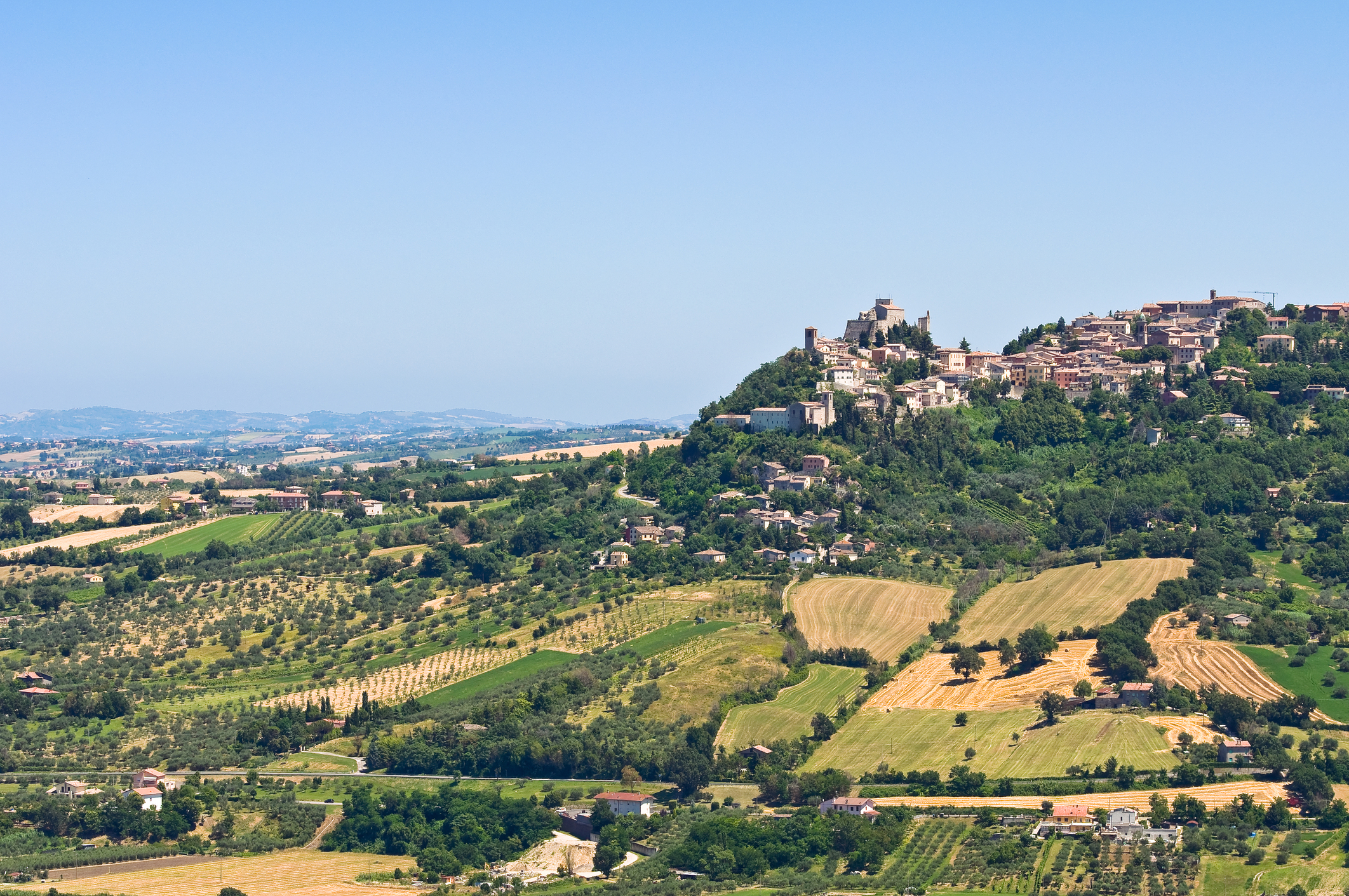 Priveliște panoramică cu statul San Marino, țară în care industria agricolă este una ce susține economia (sursă foto: dreamstime)