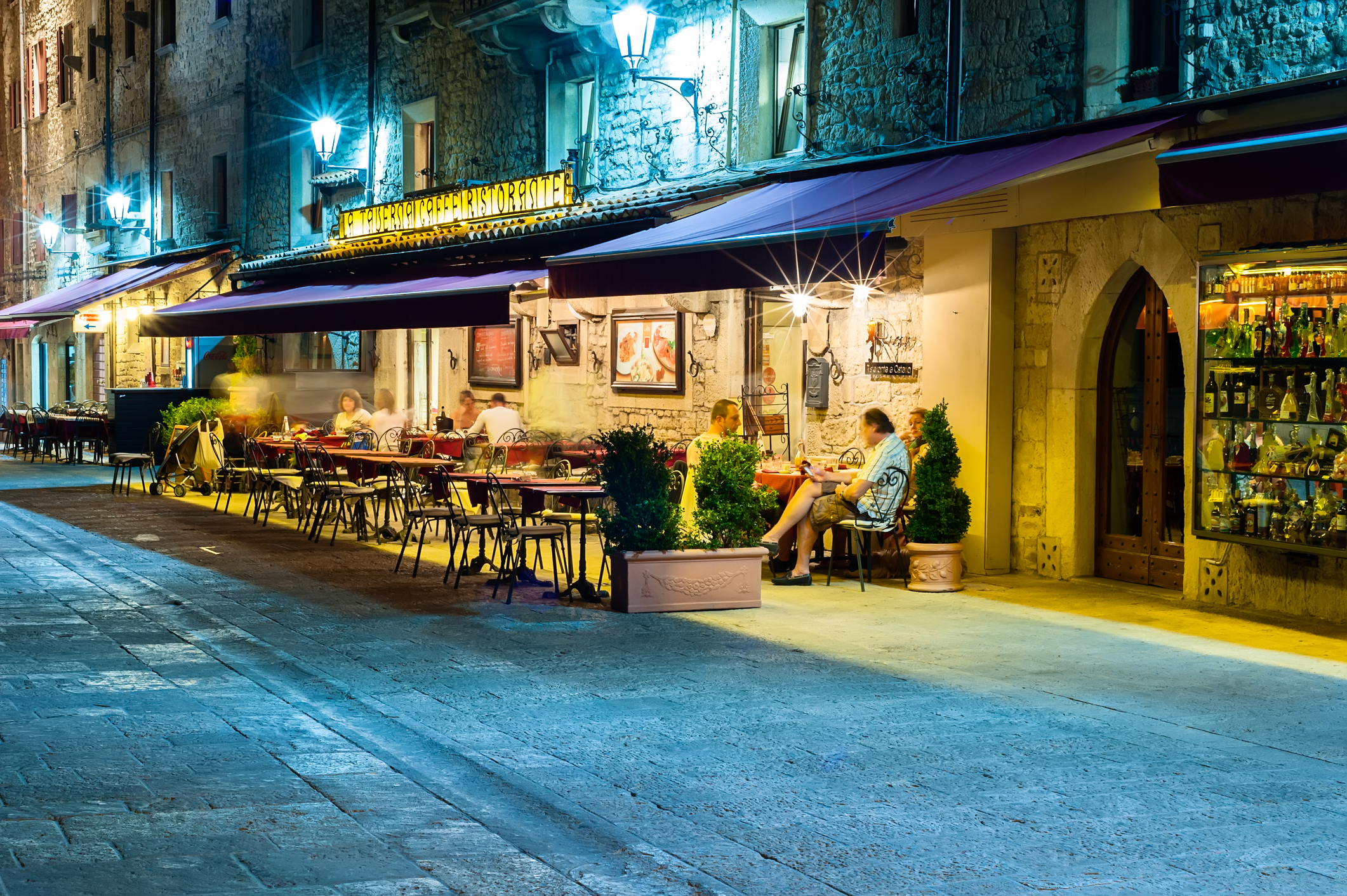 Oameni într-o cafenea din San Marino ce se bucură de vară și de temperaturile prietenoase (sursă foto: dreamstime)