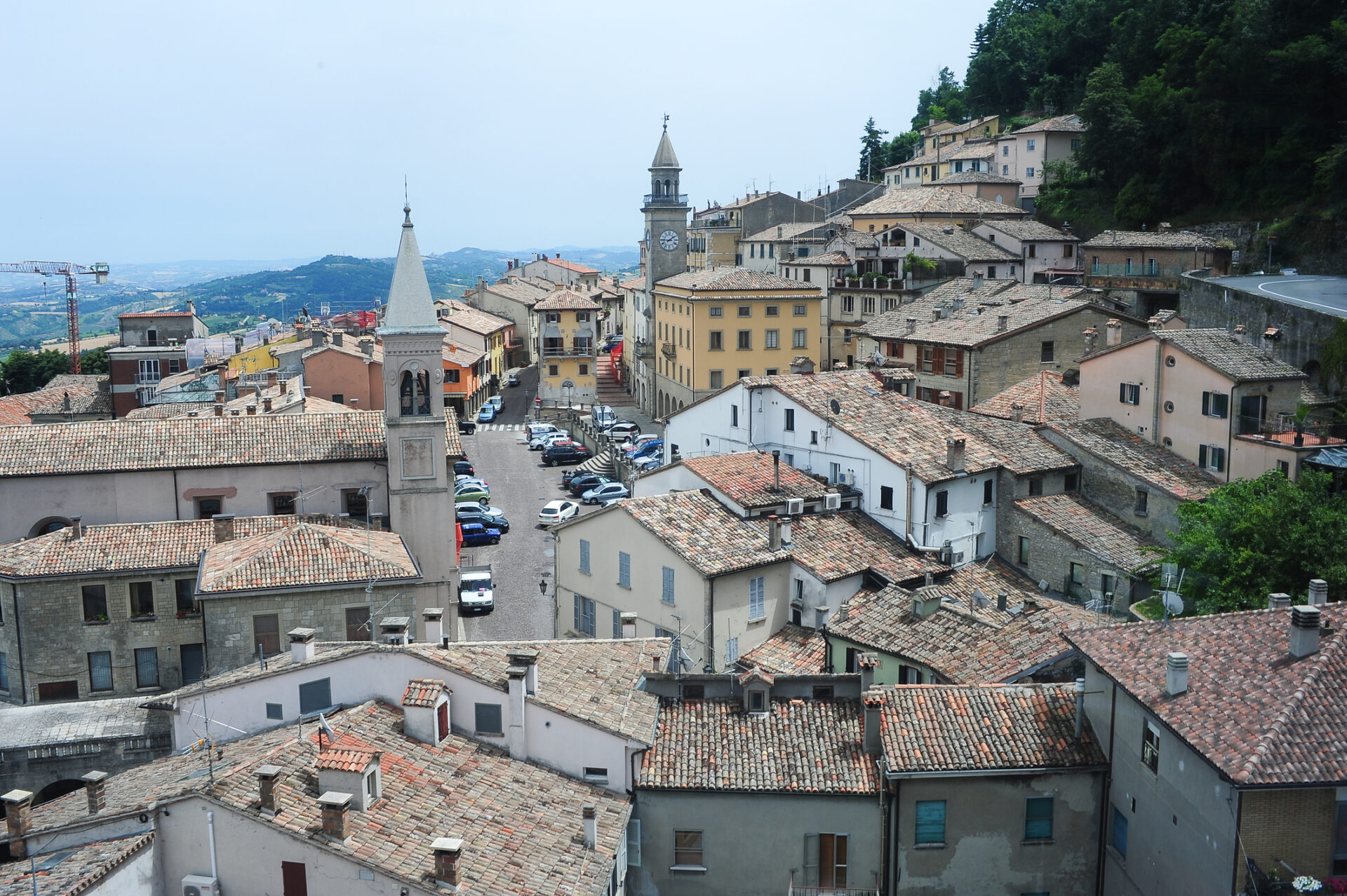 Imagine ce surprinde Piața Mare șibiserica Sufrageriei din Borgo Maggiore, San Marino (sursă foto: dreamstime) 