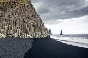Plaja de nisip negru Reynisfjara din Islanda