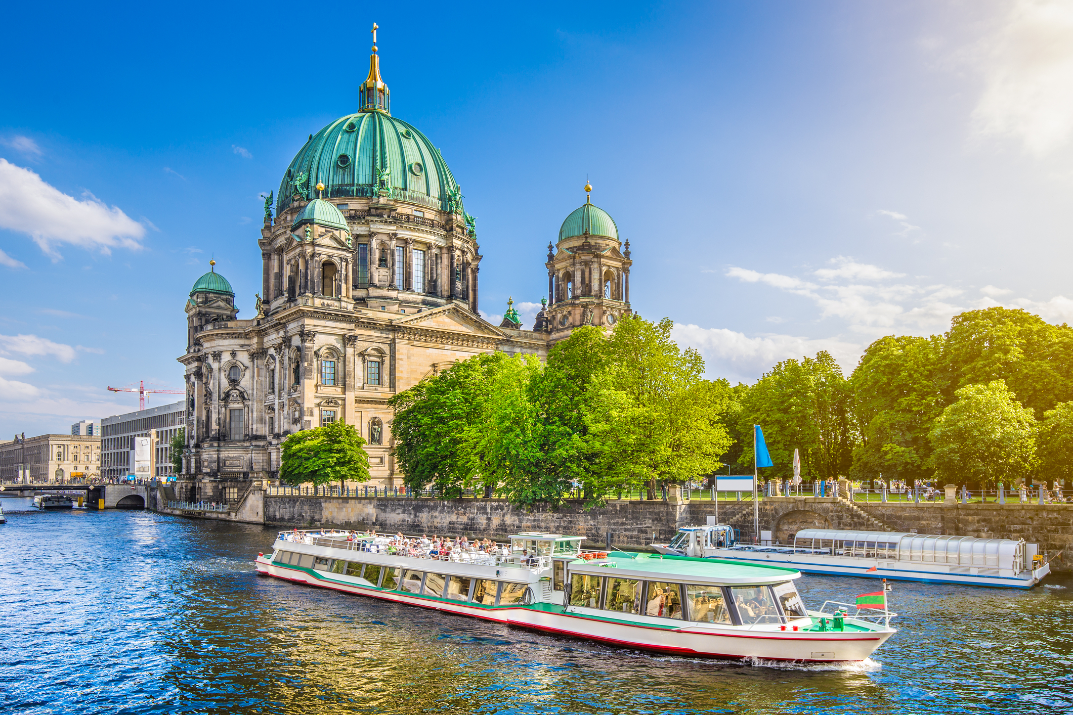 Catedrala din Berlin cu barca pe râul Spree, Germania, Sursa foto: dreamstime.com