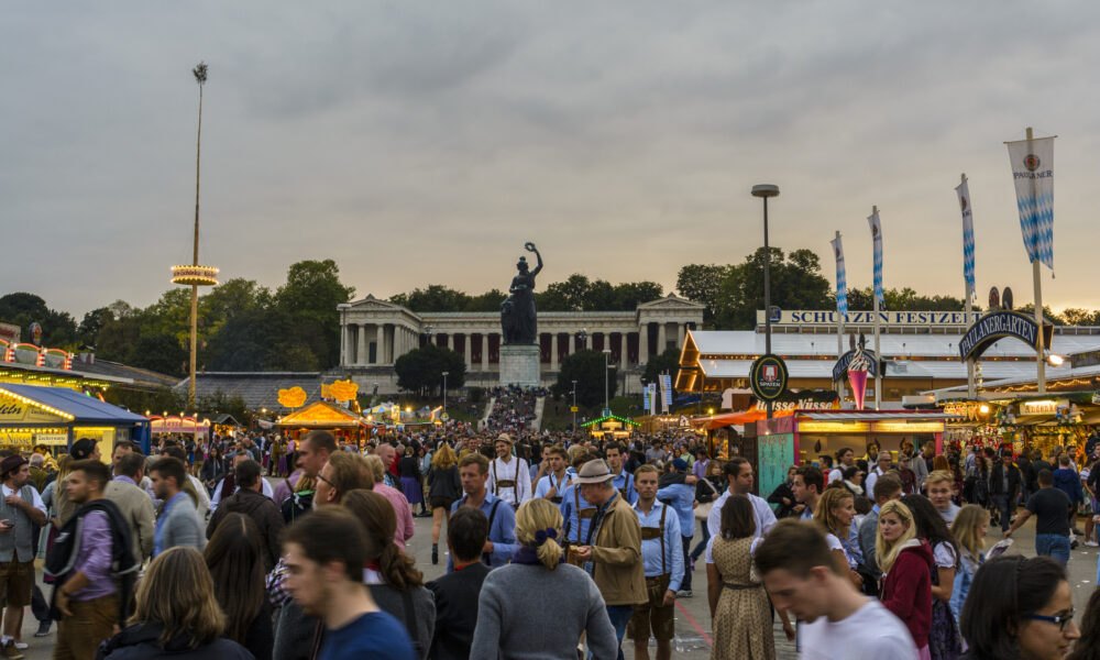Cu cât se vinde o bere la Oktoberfest? Prețuri mai mari cu 3,9% în 2024