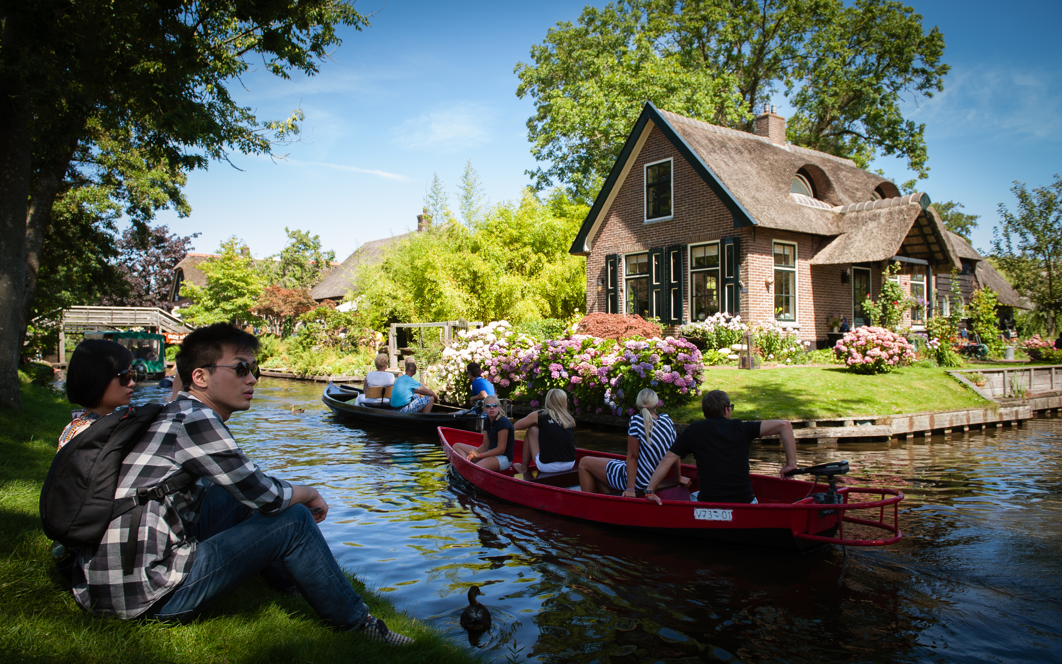 Zi obișnuită de vară într-un oraș turistic olandez, unde canalele se găsesc în loc de drumuri, iar bărcile sunt singura modalitate de deplasare. în Giethoorn, Olanda, 09 august 2015. Sursă foto: Dreamstime