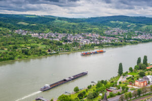 Nave de marfă pe râul Rin, Germania, Brey și Rhens în fundal, Sursa foto: dreamstime.com