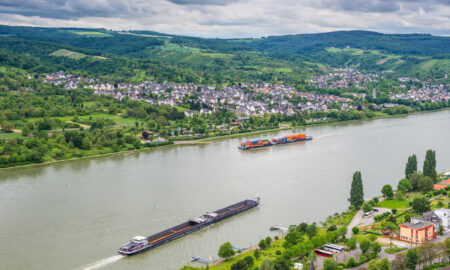 Nave de marfă pe râul Rin, Germania, Brey și Rhens în fundal, Sursa foto: dreamstime.com