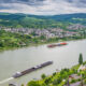 Nave de marfă pe râul Rin, Germania, Brey și Rhens în fundal, Sursa foto: dreamstime.com