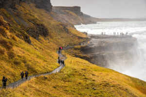 Turiștii vizitează Gullfoss, cascada în apropierea cercului de aur din Islanda, Sursa foto: dreamstime.com