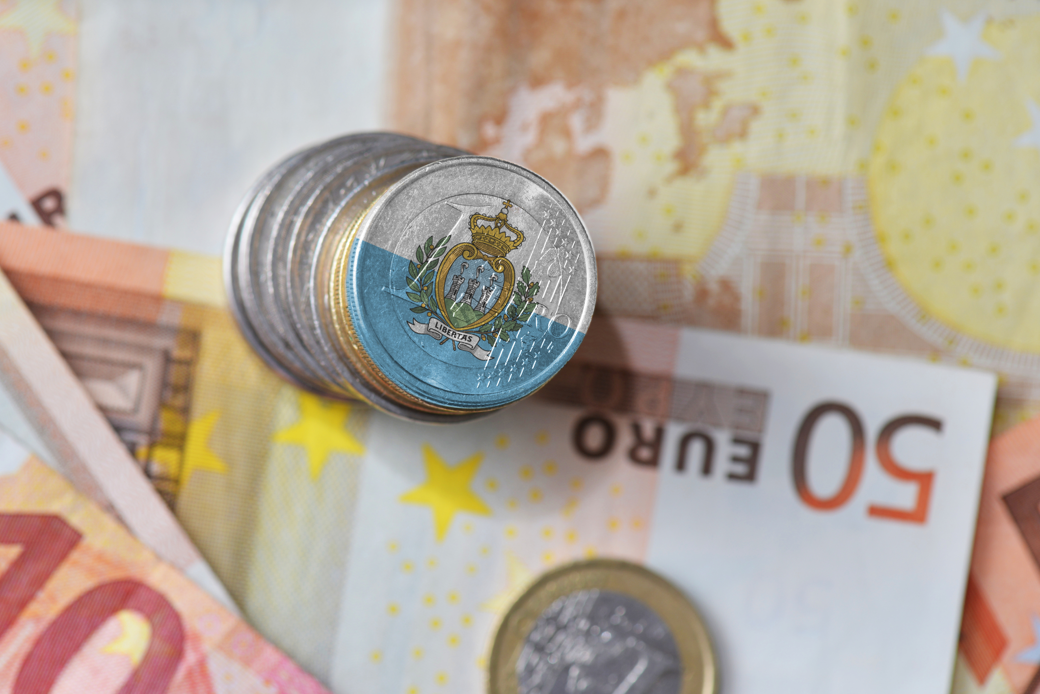 Celor din San Marino le este permis să își înscripționeze monedele și bancnotele cu propriile simboluri, chiar dacă fac parte din sistemul euro (sursă foto: dreamstime) 
