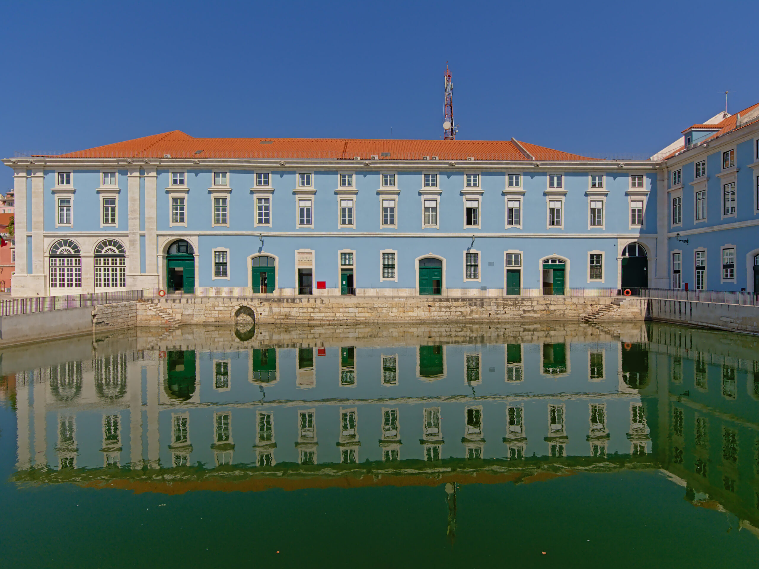 Clădire guvernamentală maritimă vopsită în albastru deschis în stil tradițional pe strada Ribeira das Naus de-a lungul râului Tagus în portul Lisabona, Portugalia
