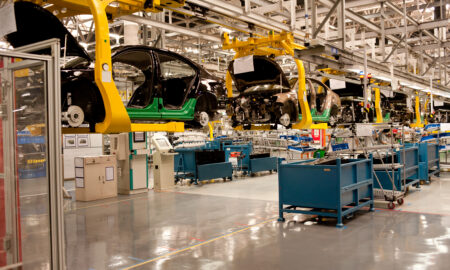 Producția de automobile generează un număr substanțial de locuri de muncă directe, precum și locuri de muncă în industrii subsidiare. Sursa foto dreamstime