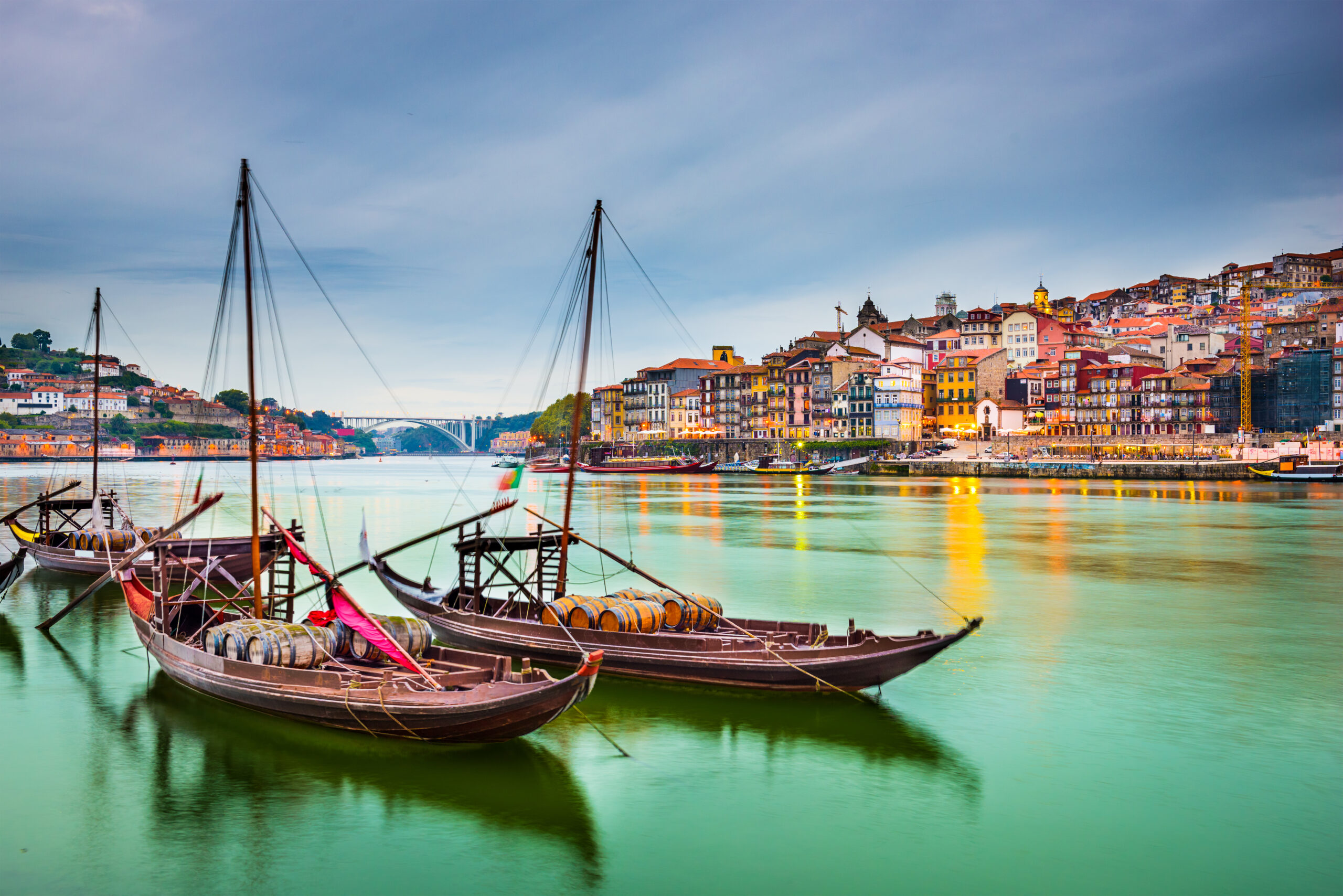 Peisajul vechi al orașului Portugaliei de pe râul Douro cu bărci tradiționale Rabelo