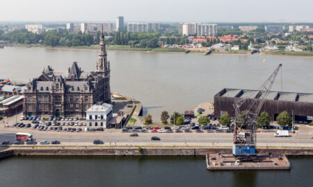 Zona portuară Anvers cu râul Schelde în portul Anvers, Belgia