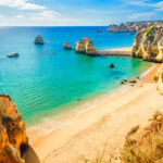 Frumoasă plajă de nisip lângă Lagos în Panta da Piedade, regiunea Algarve, Portugalia