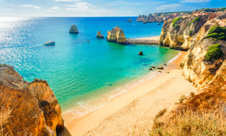 Frumoasă plajă de nisip lângă Lagos în Panta da Piedade, regiunea Algarve, Portugalia
