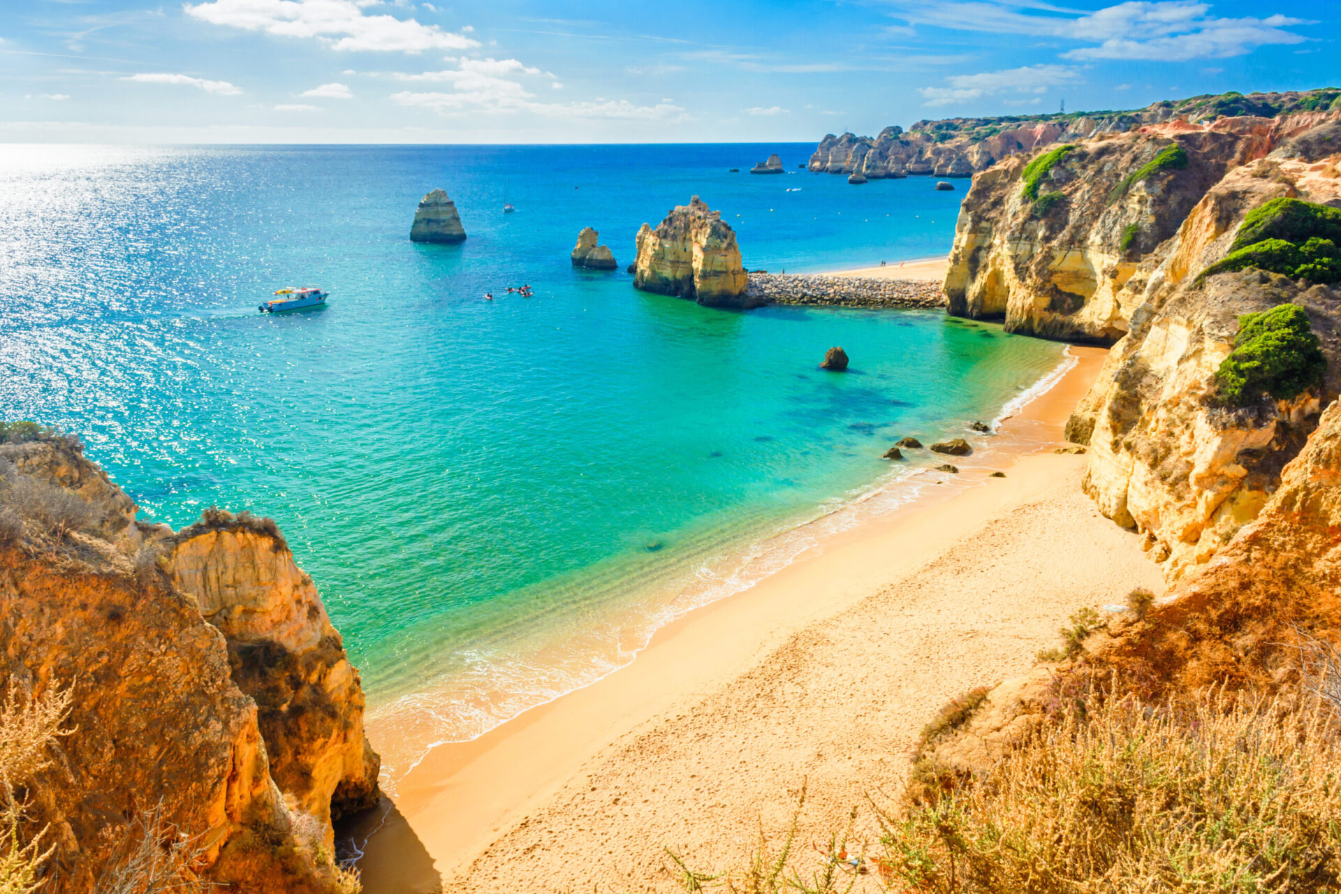 Frumoasă plajă de nisip lângă Lagos în Panta da Piedade, regiunea Algarve, Portugalia