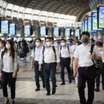 foto: mediafax.ro; cetățeni japonezi în mall