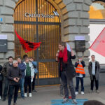 Protestatari in fata bancii elvetiene Credit Suisse