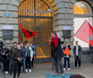 Protestatari in fata bancii elvetiene Credit Suisse