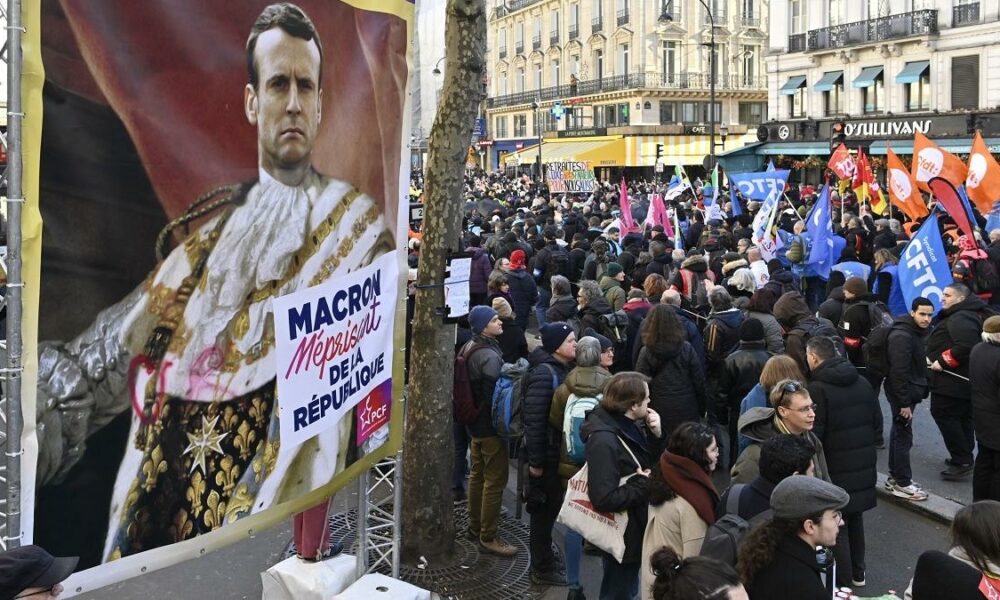 Situația din Franța, din ce în ce mai tensionată! Un grup de cetățeni a luat cu asalt sediul Bursei din Paris