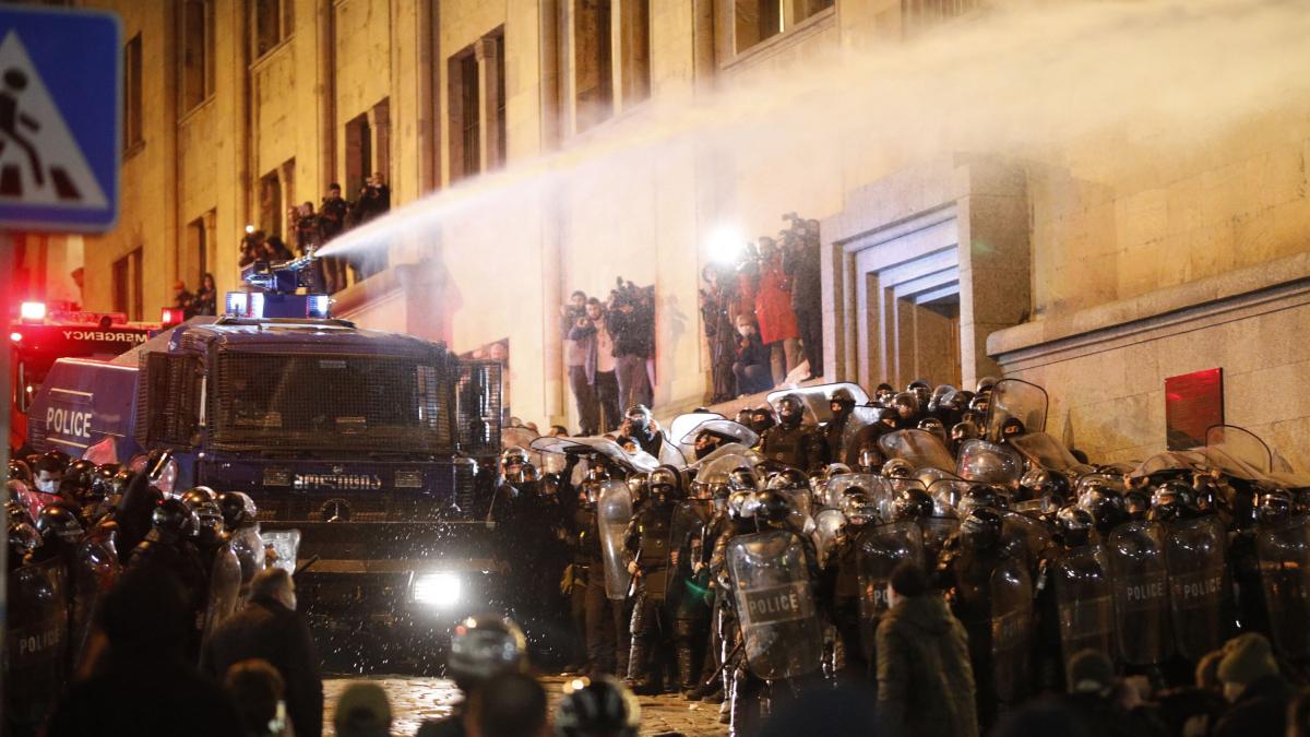 Guvernul georgian a cedat! Proiectul de lege ce a scos oamenii în stradă va fi retras