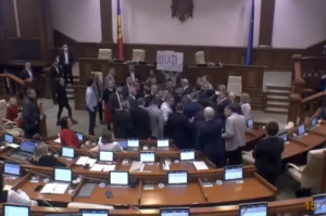 sursă foto:libertatea.ro; scandal în Parlamentul Republicii Moldova