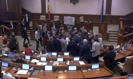 sursă foto:libertatea.ro; scandal în Parlamentul Republicii Moldova